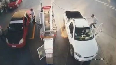 Người đàn ông đang đổ Xăng Thì Xe Bốc Cháy Dữ Dội, Nguyên Nhân Bắt Nguồn Từ Hành động Vô ý Dễ Mắc Phải 613a366dc4495.jpeg